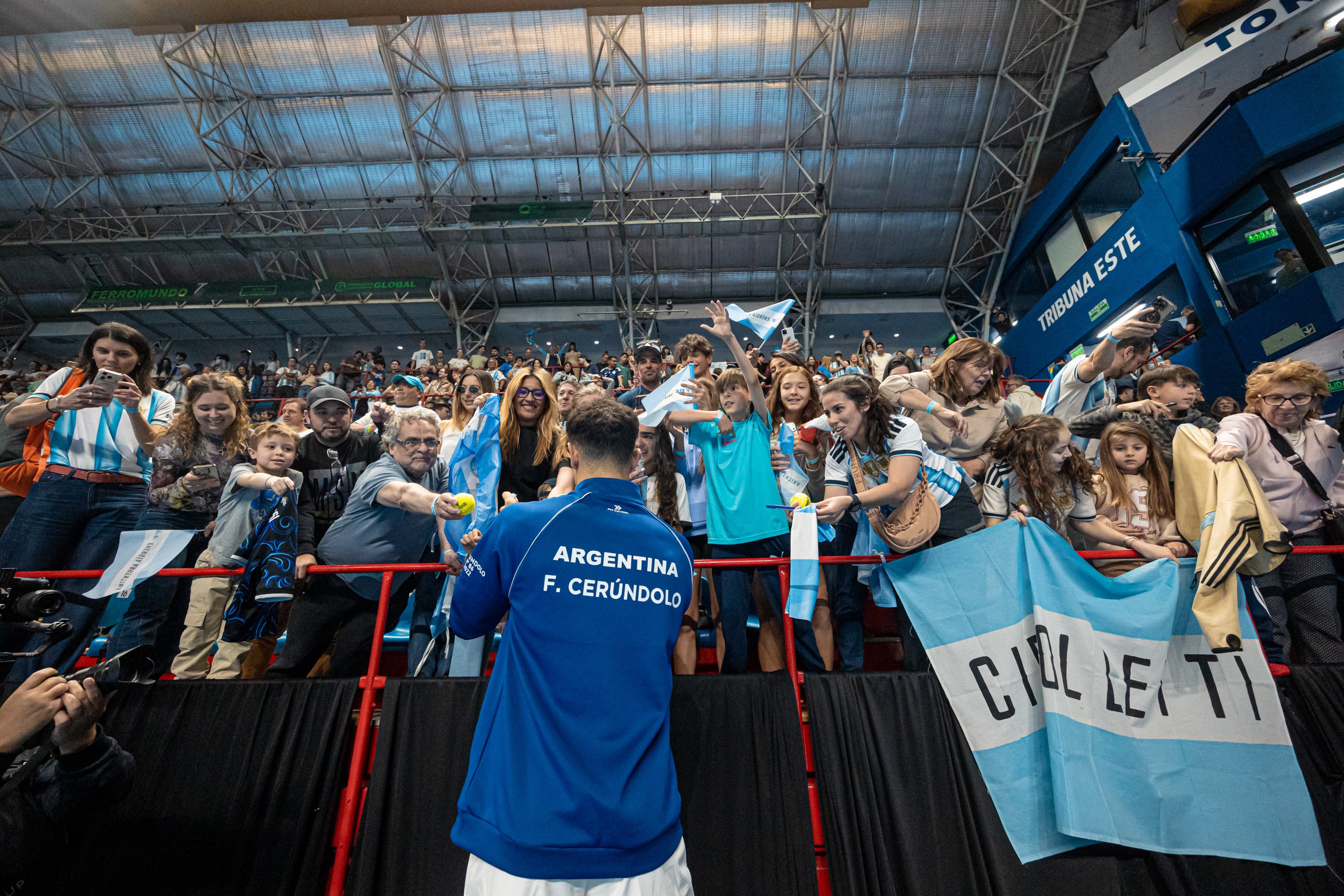 Francisco Cerúndolo saluda a los hinchas tras el triunfo argentino (Crédito: Omar Rasjido / Prensa AAT)