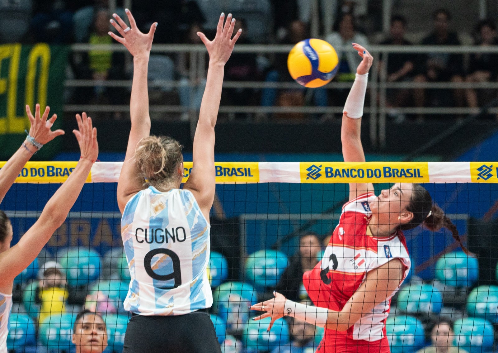 Aixa Vigil contra Bianca Cugno en el Perú vs Argentina por el Sudamericano de Vóley 2026. Crédito: CSV