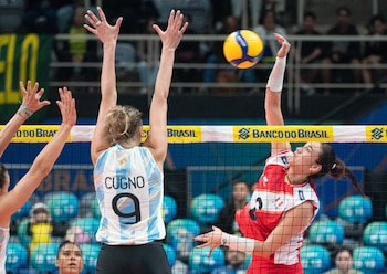 Aixa Vigil contra Bianca Cugno en el Perú vs Argentina por el Sudamericano de Vóley 2026.