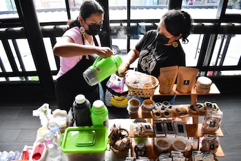 La embajada de Estados Unidos ha invitado emprendedores para que ofrezcan sus productos a los visitantes. (Infobae Centroamérica/Emerson del Cid)