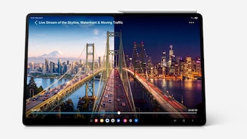 Tableta electrónica con lápiz óptico en el borde superior que muestra una pantalla dividida con un puente de día y de noche