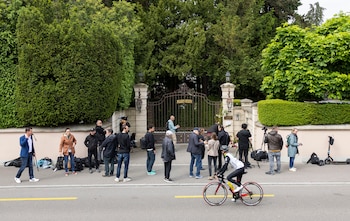 Medios fuera de la villa