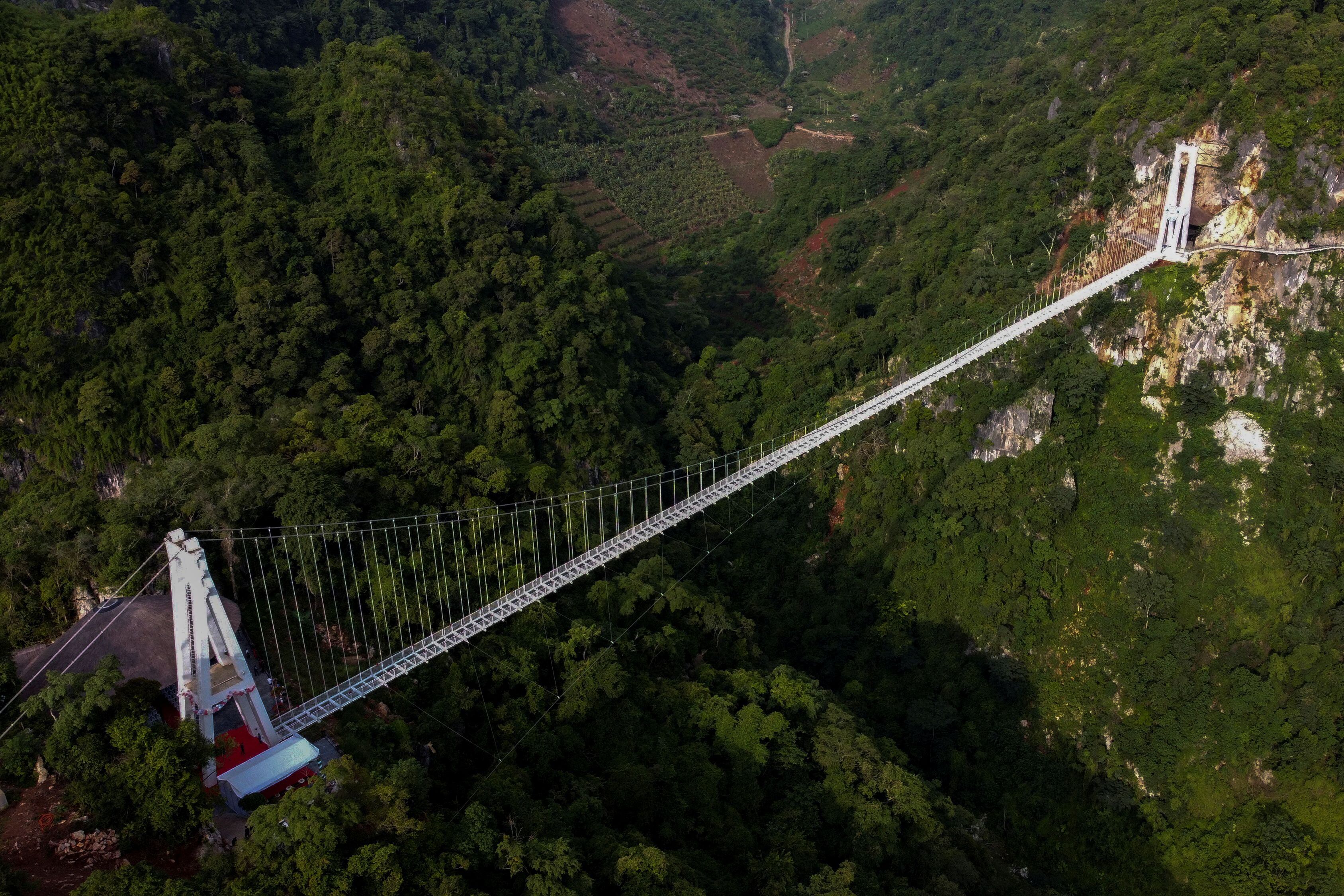 El Puente Bach Long en Vietnam, con más de 630 metros de longitud, es el puente de vidrio peatonal más largo del mundo, suspendido a 150 metros de altura (REUTERS/Minh Nguyen)