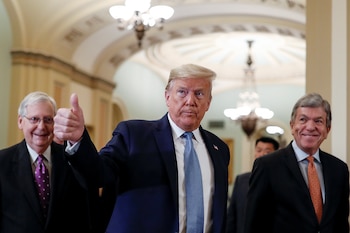 Donald Trump junto al senador