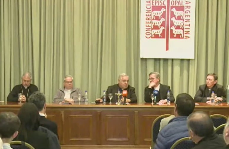 Las autoridades de la Conferencia Episcopal Argentina ofrecen una conferencia de prensa ante periodistas y asistentes en su sede. (Captura de conferencia de prensa)