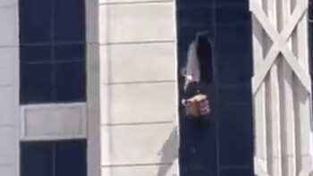 Un hombre armado se atrincheró