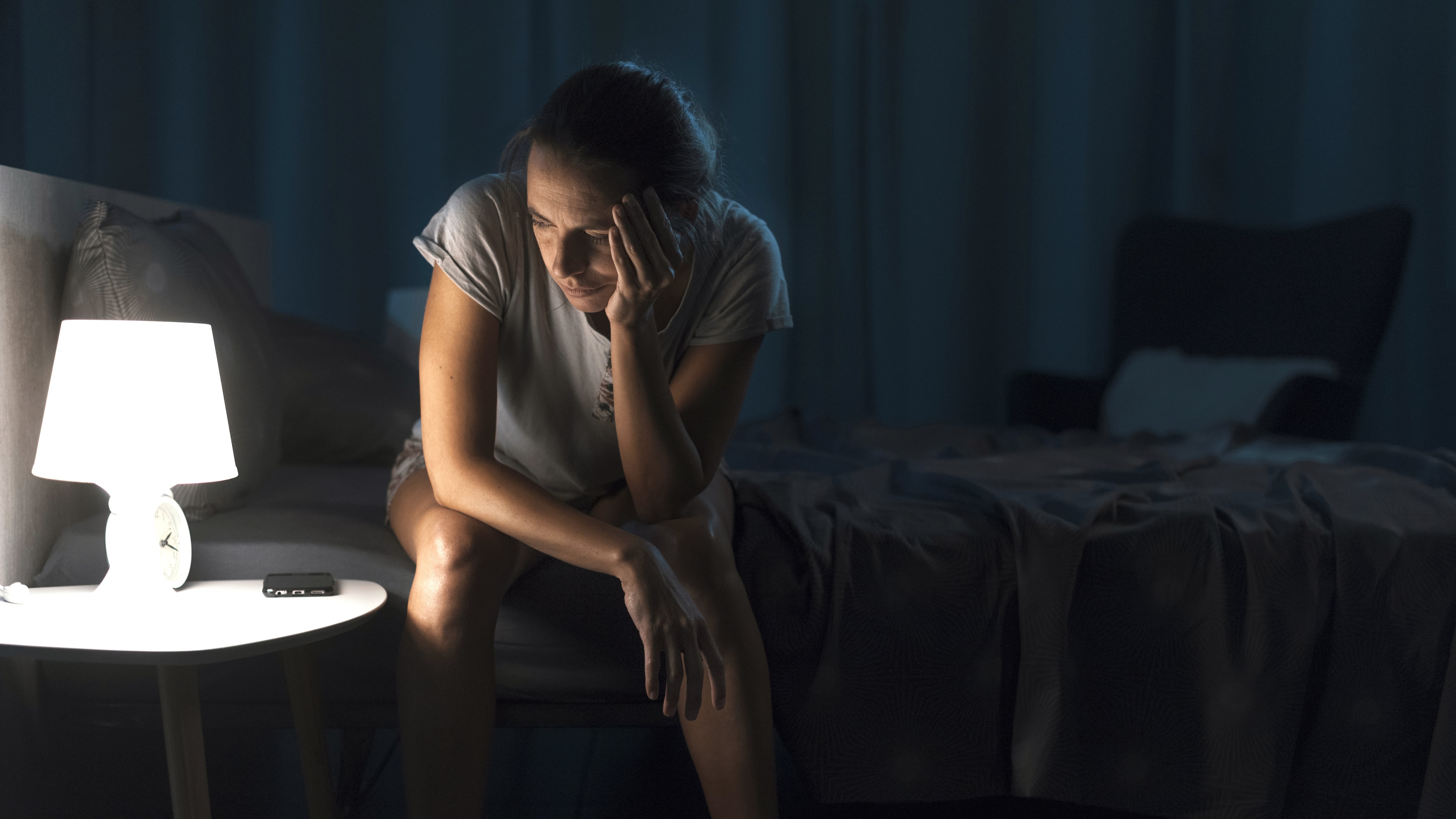Una mujer con insomnio (AdobeStock)