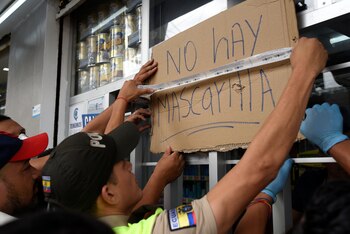 Un oficial de policía coloca
