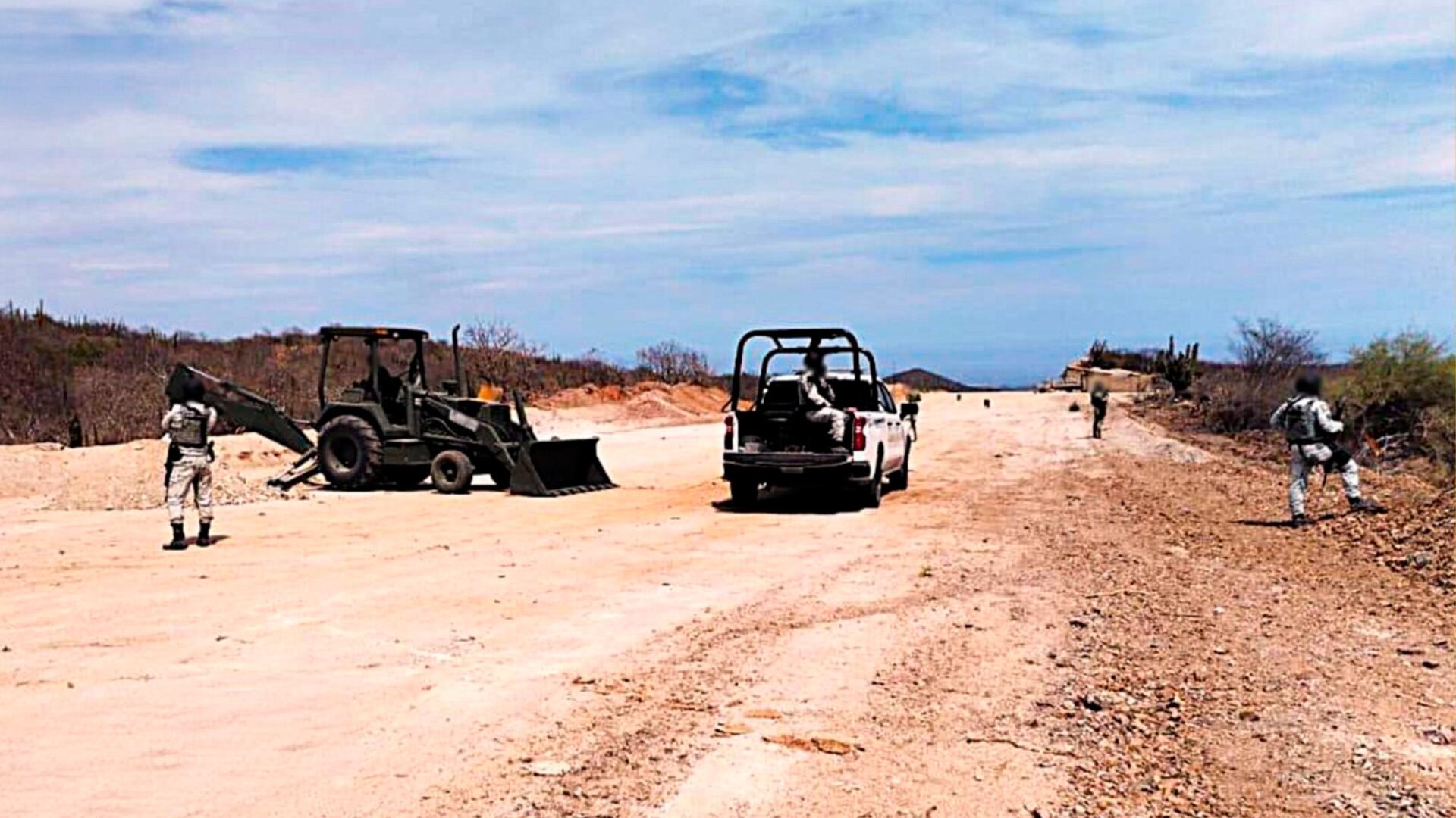 Las autoridades decomisaron armamento y municiones mientras inutilizaban el aeródromo irregular en Baja California Sur (Fiscalía General de la República)