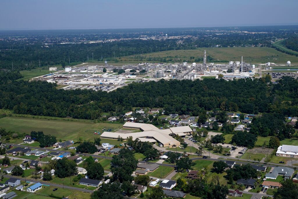 Una escuela primaria y el vecindario cercano a la planta Denka Performance Elastomer en Reserve, Louisiana (AP Photo/Gerald Herbert, Archivo)