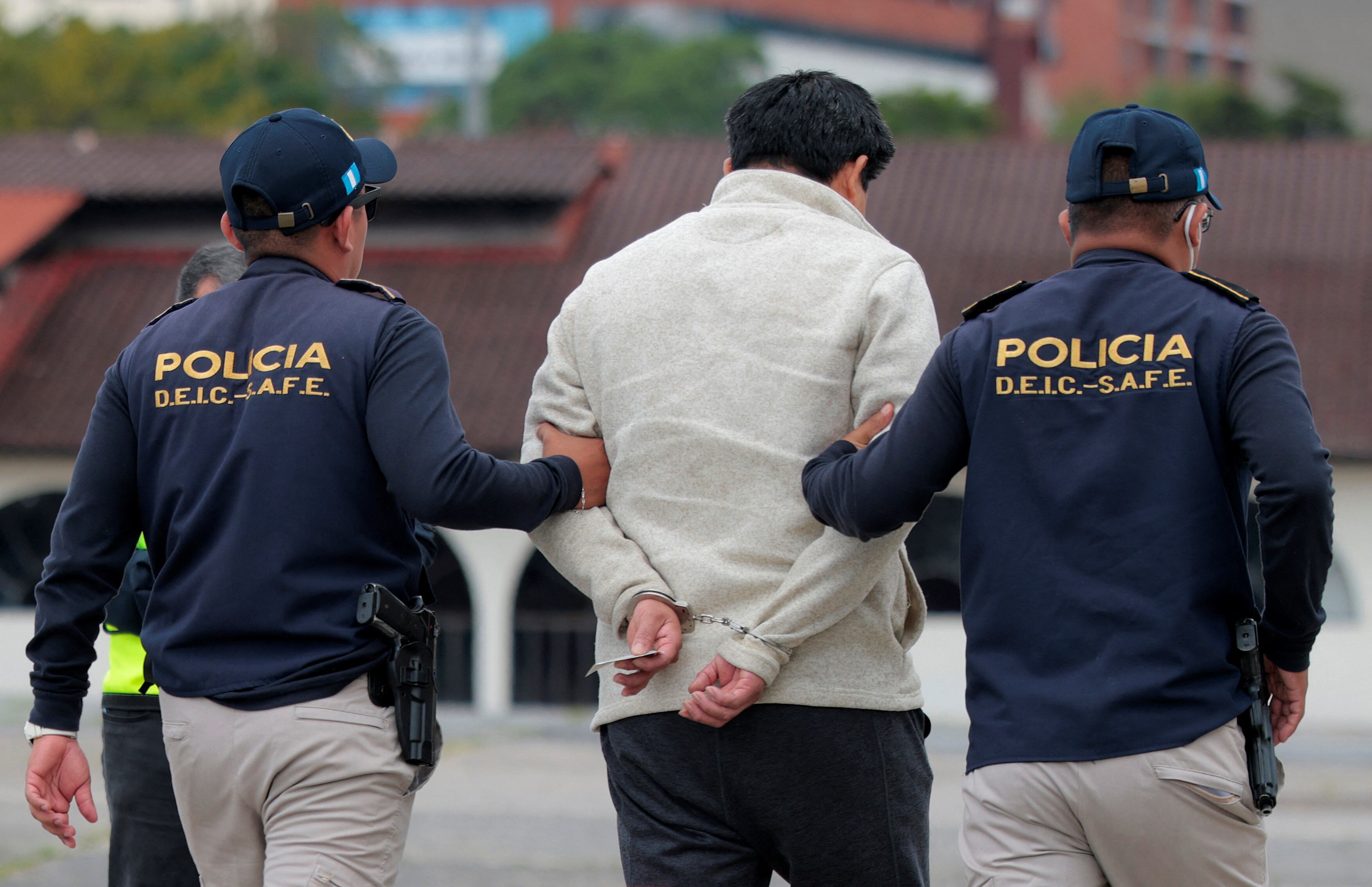 Una persona es esposada tras llegar en un vuelo de repatriación procedente de Estados Unidos. de Guatemala (Anna Moneymaker/REUTERS)