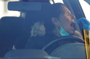 Un trabajador sanitario toma una