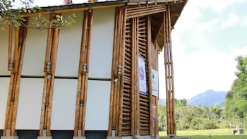 Biblioteca en el Cauca, galardonada como la mejor de Colombia, está a punto de caerse: las inundaciones se están llevando los libros