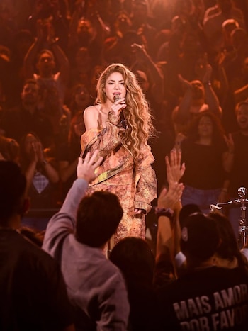 Tras las cancelaciones, Shakira prosige
