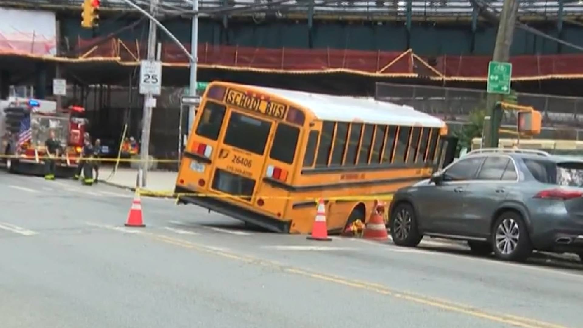 El autobús escolar quedó atascado en un socavón de 2 metros de ancho en Bronx Park Avenue, según el Departamento de Bomberos de Nueva York (News 12 The Bronx )