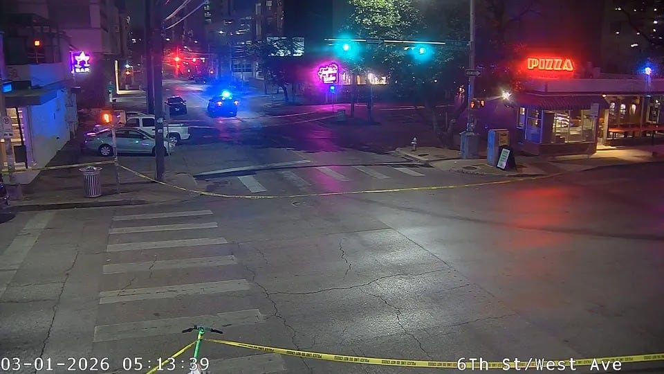 La policía ha acordonado una intersección en 6th St/West Ave durante la noche, con un vehículo policial presente y luces de emergencia encendidas. (City of Austin)