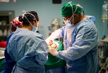 La CCSS implantó por primera vez una prótesis craneal personalizada fabricada internamente mediante impresión 3D, a partir de imágenes médicas del propio paciente. Crédito: CCSS
