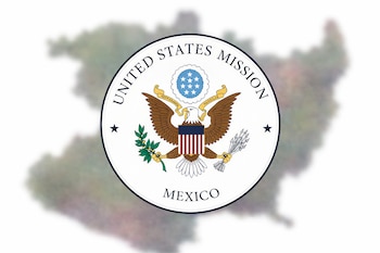 Un sello circular con la leyenda UNITED STATES MISSION MEXICO y un águila con escudo, rama de olivo y flechas, sobre un mapa borroso de Michoacán.
