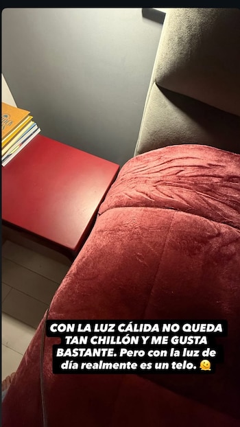 La foto del edredón bordó generó debates, memes y comentarios virales sobre decoración y estilo en la comunidad de seguidores
