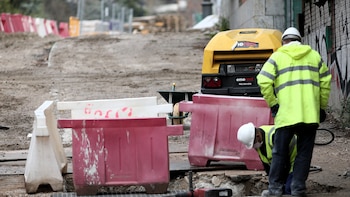 La falta de mano de obra cualificada en la construcción coloca a fontaneros, electricistas y albañiles por encima de la media de salarios en España