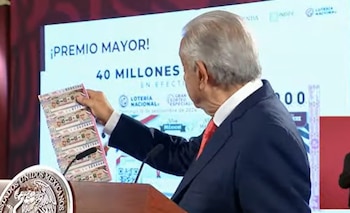 AMLO mostró algunos billetes del