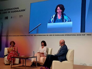 Los escritores Rosa Montero y Fernando Aramburu han protagonizado la apertura del Salón Literario de la 38º edición de la Feria Internacional del Libro (FIL) de Guadalajara 2024 (Foto: Embajada de España en México / Europa Press)