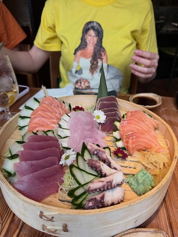Una fuente de sashimi con salmón, atún y pulpo, servida en un restaurante de Río de Janeiro