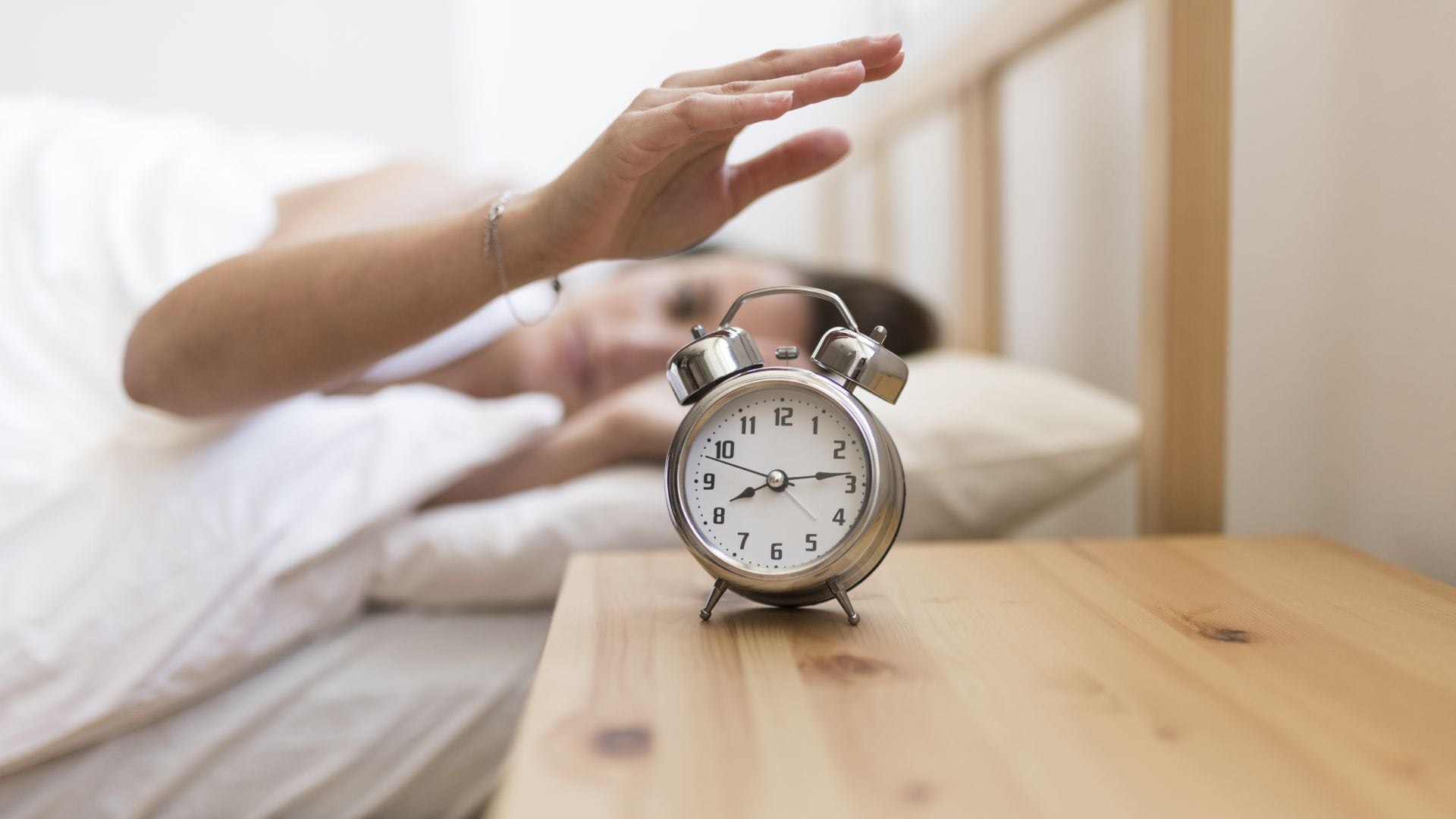 Ajustar la exposición a la luz natural y evitar pantallas electrónicas puede favorecer un ciclo de sueño más temprano (Freepik)