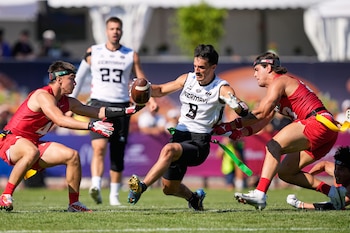 El alemán Malik Al-Kahlout corre con el balón durante el partido masculino del Campeonato Mundial de Flag Football ante México, (Foto AP/Martin Meissner)