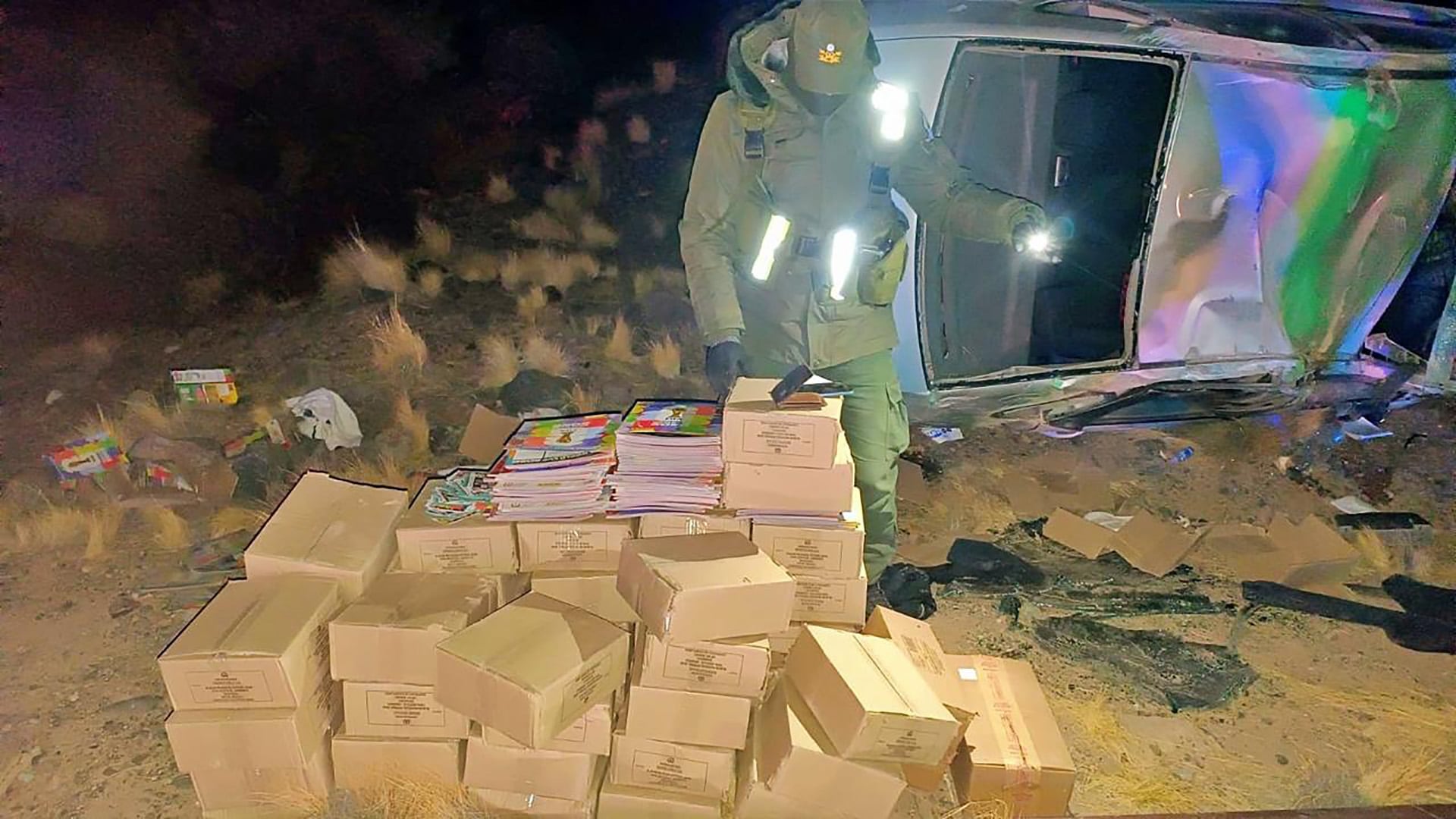 Durante la requisa del vehículo, el personal de Gendarmería Nacional encontró las cajas con las figuritas