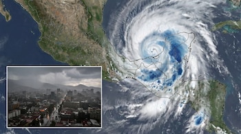 Imagen compuesta: un mapa satelital muestra una onda tropical sobre el Golfo de México y sureste de México, con una vista aérea de una ciudad lluviosa.