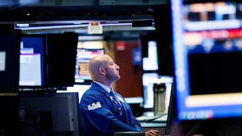 Wall Street y las bolsas europeas caen tras el salto del petróleo a más de 100 dólares por la guerra en Medio Oriente