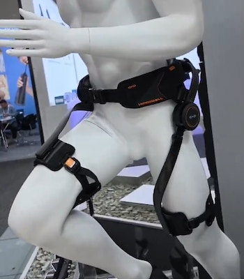 Maniquí blanco en postura de carrera con un cinturón negro y tiras mecánicas articuladas en las piernas
