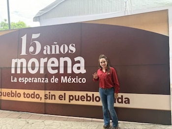 Horas antes celebró los 15 años de Morena. (Facebook)