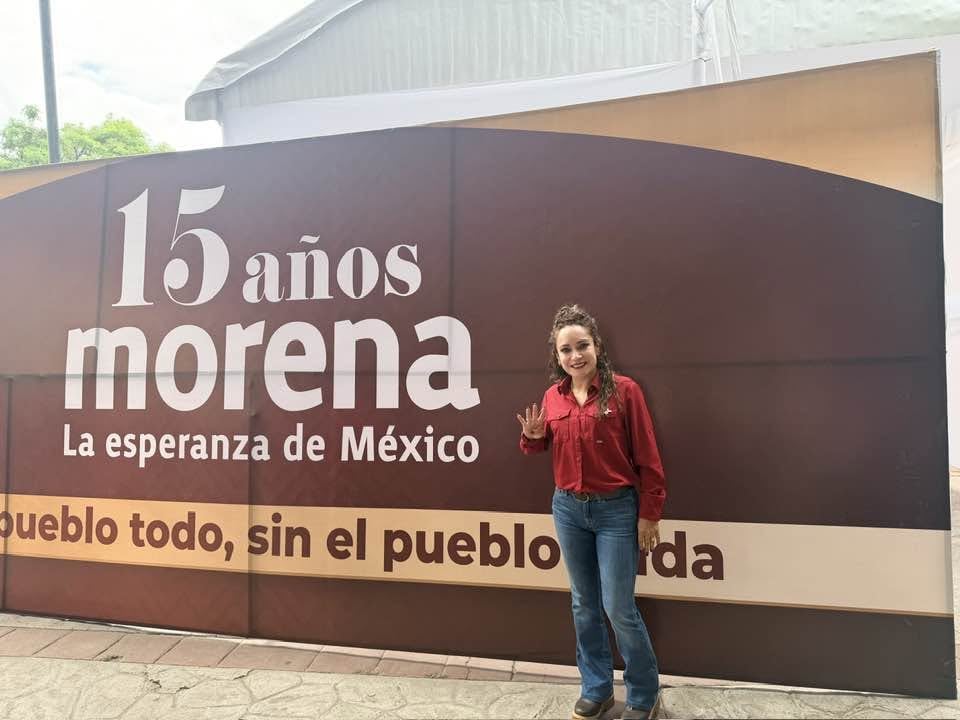 Horas antes celebró los 15 años de Morena. (Facebook)