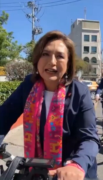 Xóchitl Gálvez llegó en bicicleta