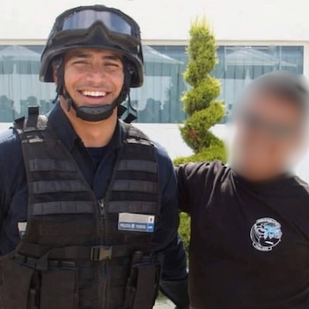 Harfuch sonriendo junto a uno de sus excompañeros. Crédito: Redes Sociales