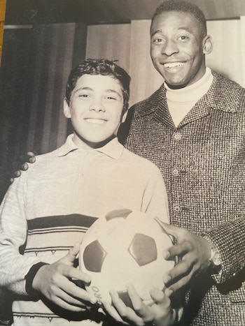 Esta, con el Rey Pelé, Omar la lleva como recuerdo en su celular (archivo personal Omar Romay)