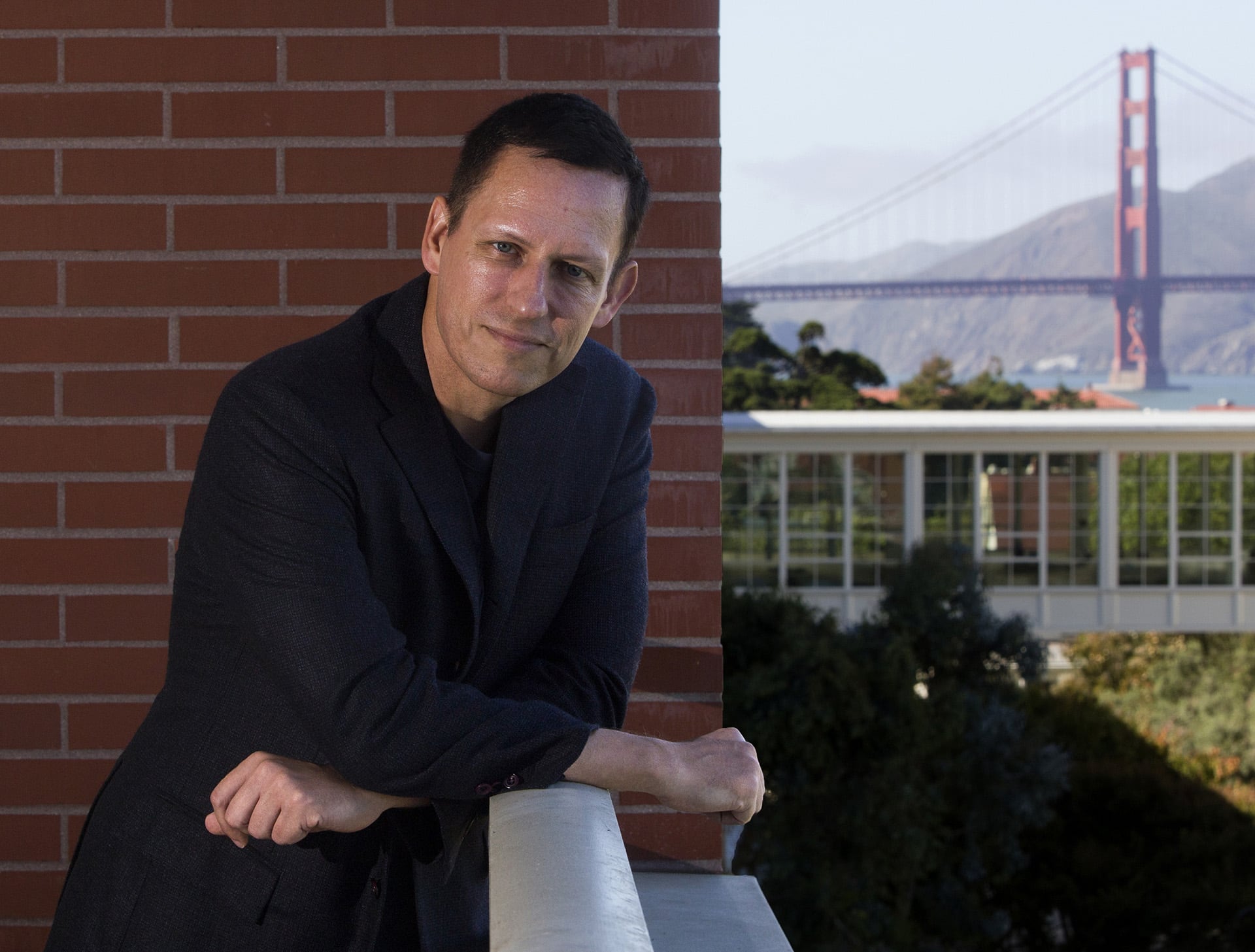 Peter Thiel, cofundador de Palantir y reconocido inversor, posa para un retrato con el icónico Puente Golden Gate de San Francisco de fondo. (Reuters)
