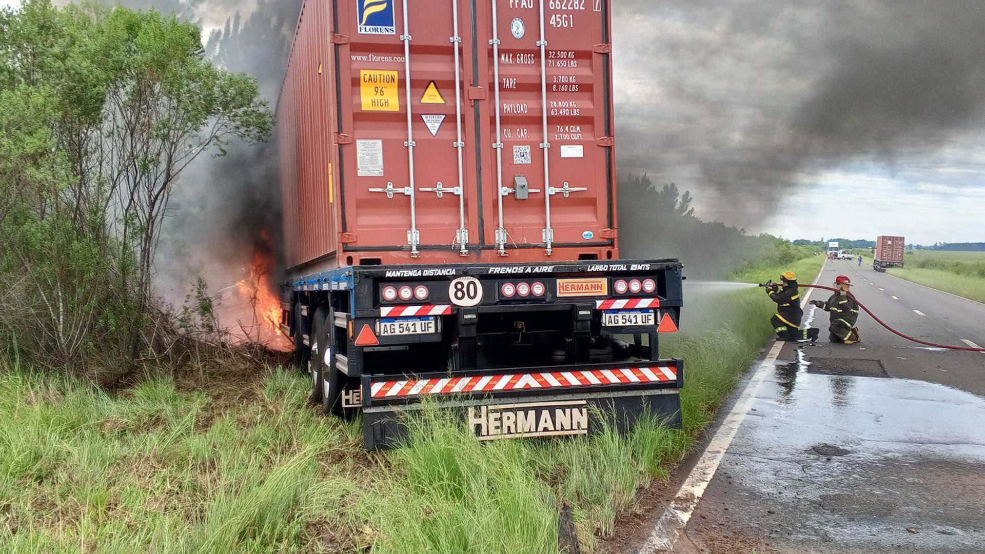 El camión también fue tomado por las llamas (Bomberos Voluntarios Santo Tome Corrientes)