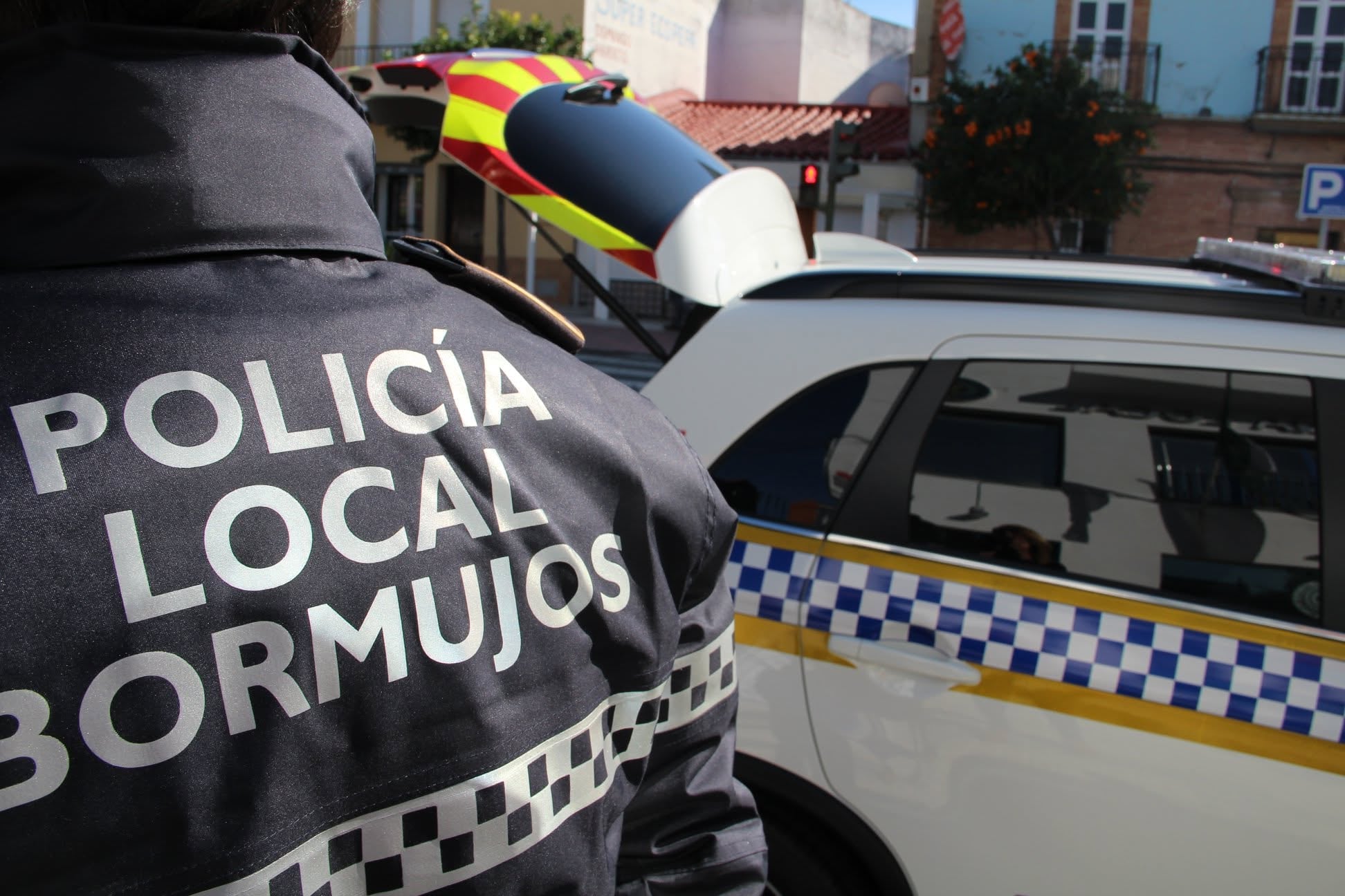 Imagen de archivo de un agente de la Policía Local de Bormujos, cuerpo encargado de la detención del presunto asesino. (Facebook)