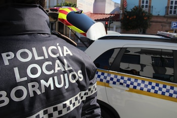 Imagen de archivo de un agente de la Policía Local de Bormujos, cuerpo encargado de la detención del presunto asesino.
