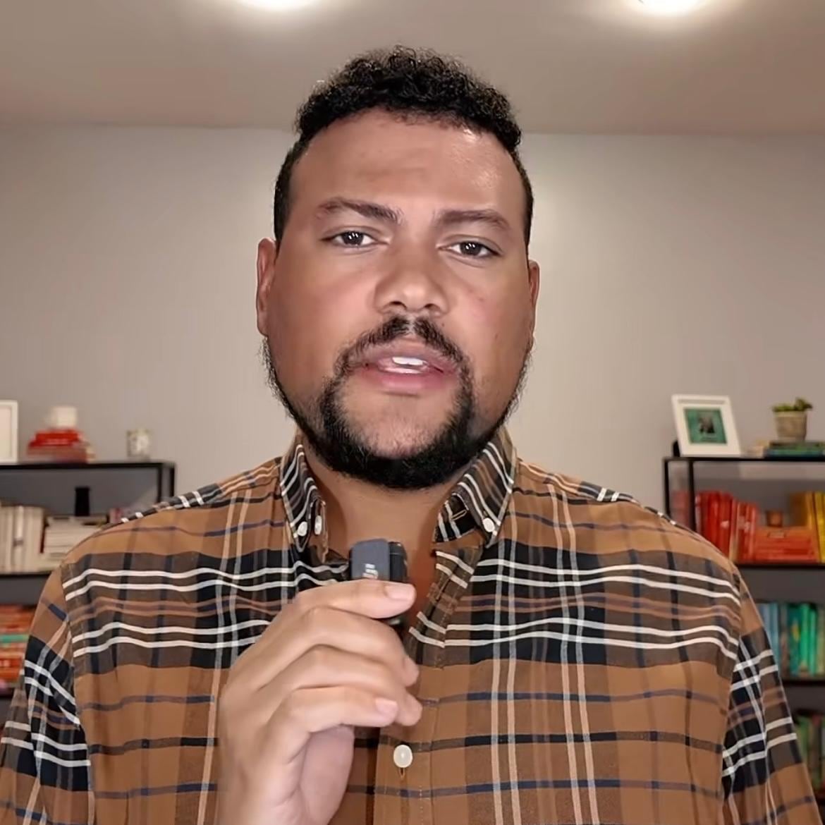 El creador de contenido Josh Lora expuso su postura sobre la etiqueta en las entrevistas laborales y la costumbre de llevar café a estas citas (Instagram/@tellthebees)