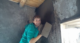 De Berazategui a Traslasierra: construyó una casa de adobe y paja con sus propias manos en el monte donde hoy vive con su hijo