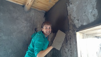 De Berazategui a Traslasierra: construyó una casa de adobe y paja con sus propias manos en el monte donde hoy vive con su hijo