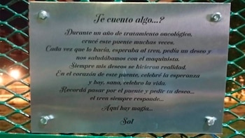 Sol instaló la placa junto