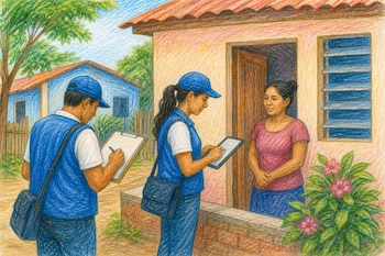 Ilustración a lápiz de dos censistas con vestimenta azul que anotan información frente a una mujer en la entrada de su casa.