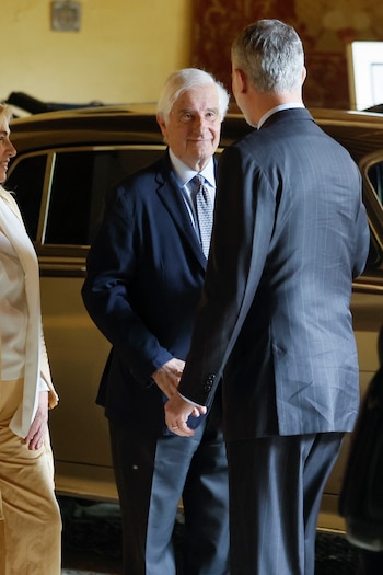 El rey Felipe VI saluda