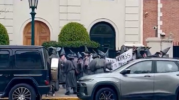 “Gandalfs” al ataque: un grupo de manifestantes disfrazados de magos protestó en la casa de Peter Thiel en Palermo