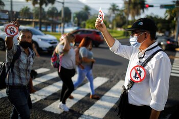 Personas protestan en El Salvador